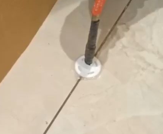 桥西瓷砖空鼓维修公司专业解答瓷砖在铺贴过程中，如果没有涂抹均匀到位的粘结材料（如水泥砂浆或瓷砖胶），可能会导致以下问题