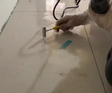 桥西瓷砖开裂维修公司专业分享瓷砖在铺贴前如果没有沥干水分，将会导致以下问题